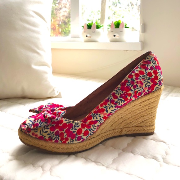 Shoes - Picture 2 of 9